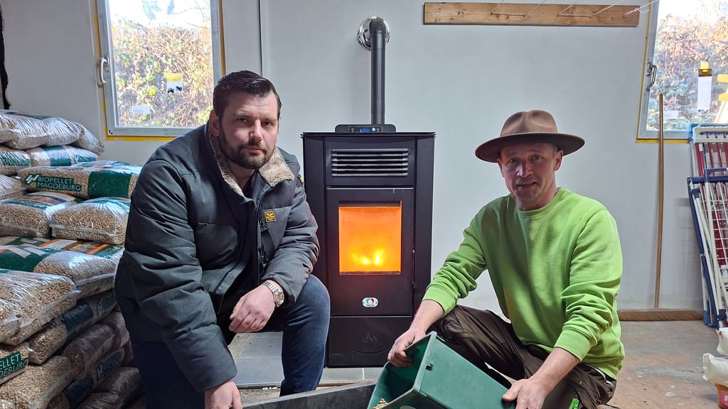 Endlich nicht mehr frieren: Unternehmer Christoph Lange (l.) baute die Heizungsanlage kostenlos ein und übergab sie an Michael Schneider vom Gnadenhof Katzeninsel in Magdeburg.