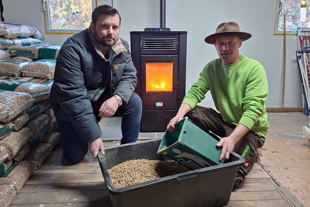 Unternehmer Christoph Lange (l.) baute die Heizungsanlage kostenlos ein und übergab sie an Michael Schneider vom Gnadenhof Katzeninsel in Magdeburg. 