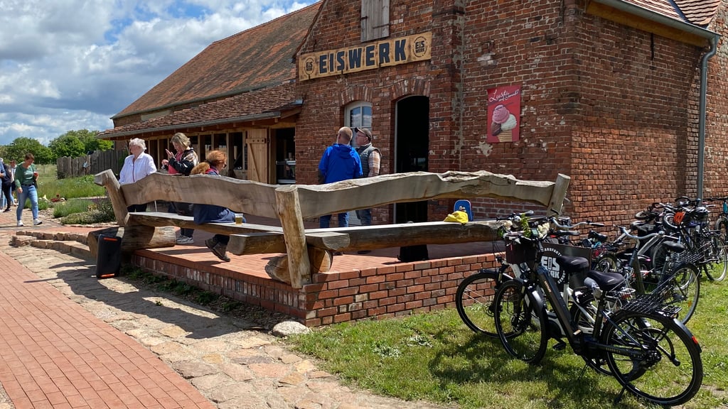 Am Pfingswochenende 2025 hat in Zerben das Eiswerk unweit der Elbe eröffnet.