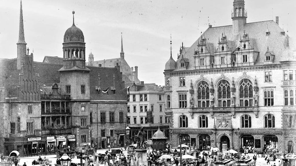 Markttreiben um 1890, fotografiert von Gottfried Riehm. Links das alte Rathaus mit seiner ursprünglichen Gestaltung.