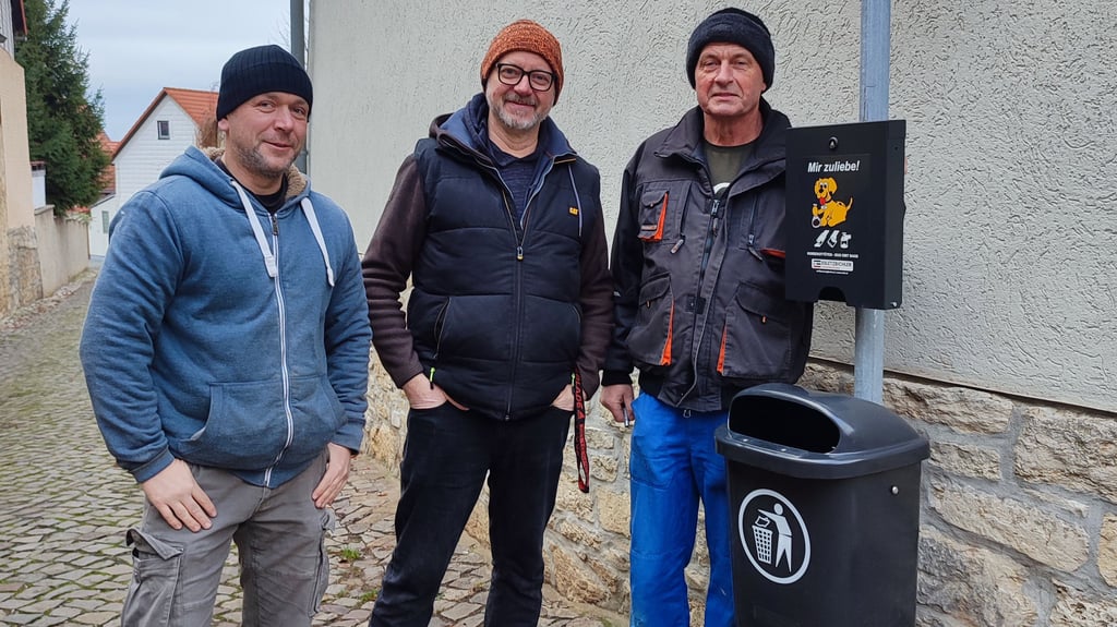 André Winkel, Thomas Steckhan und Detlef Kluth (von links) haben zu mehr Sauberkeit in Dingelstedt (Landkreis Harz) beigetragen.