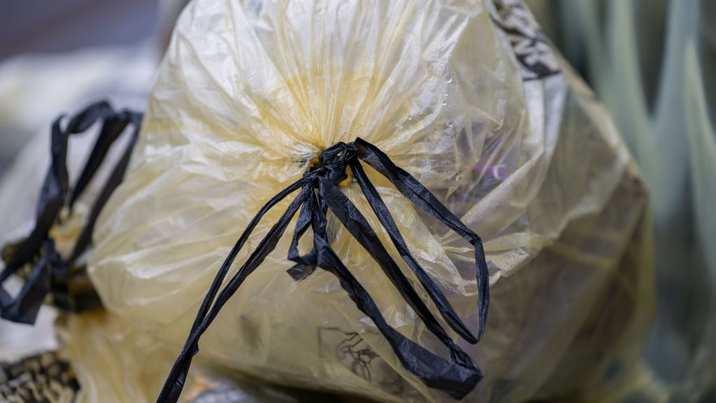 Die gelbe Säcke müssen im neuen Jahr abgeholt werden. 