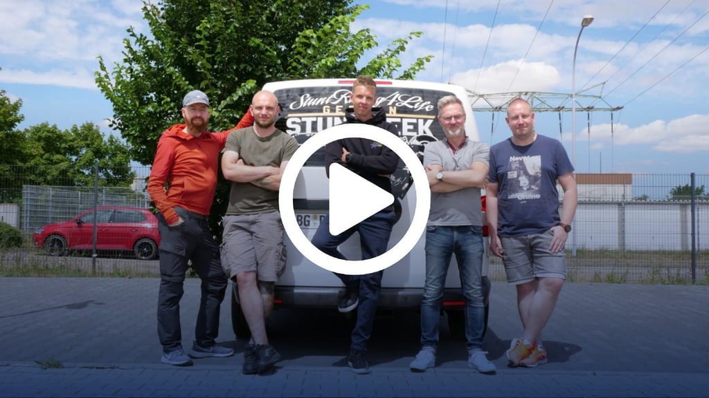 Motostunt trifft Fitnesskraft in Folge 2 der neuen YouTube-Serie "Macherland" auf HIYA!.