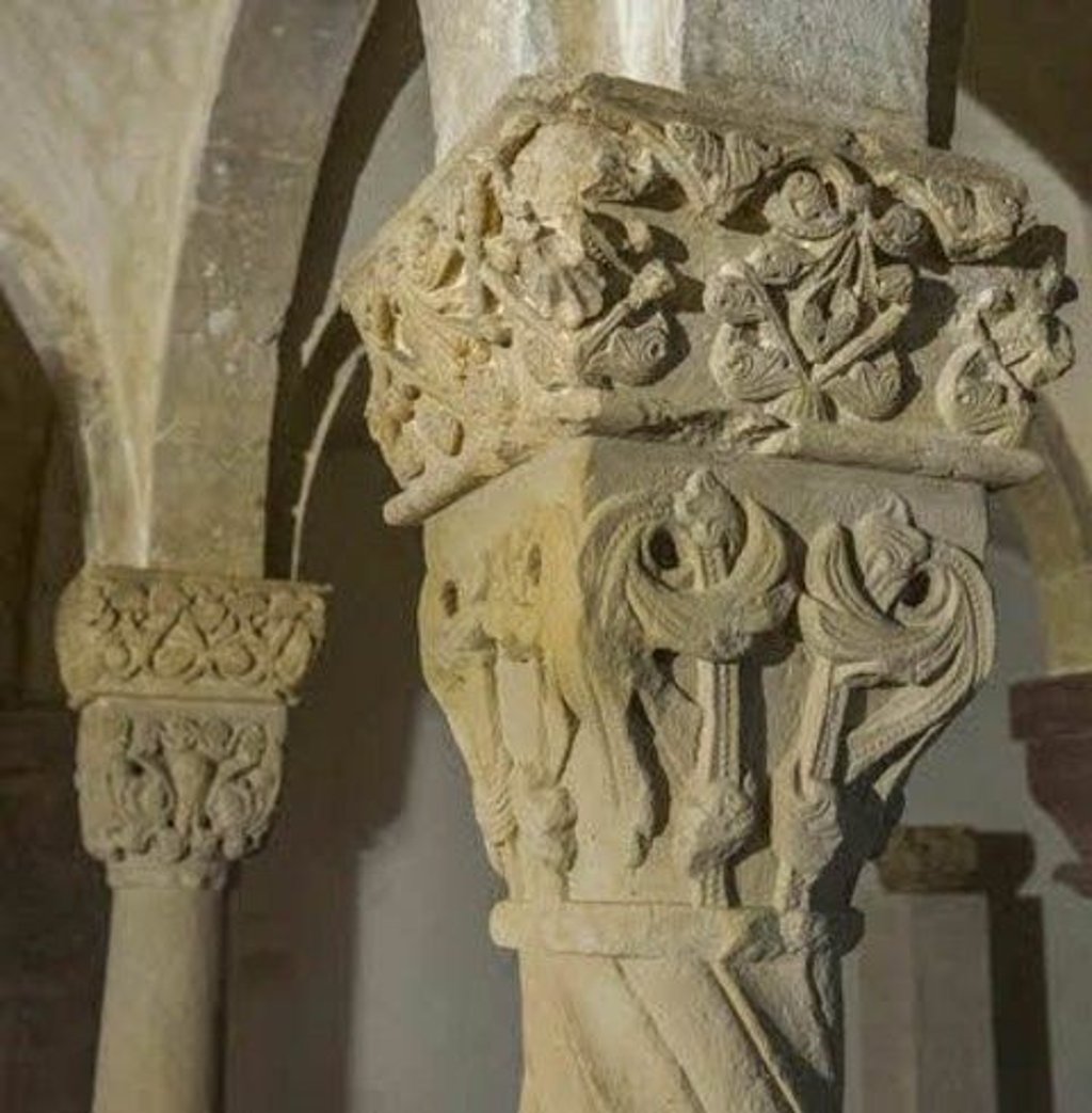 In der Krypta der Konradsburg sind reich verzierte Kapitelle zu sehen.