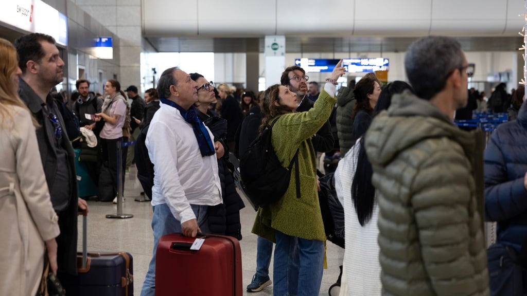 Luftraum geschlossen: Strapazen für die Fluggäste am Athener Flughafen.