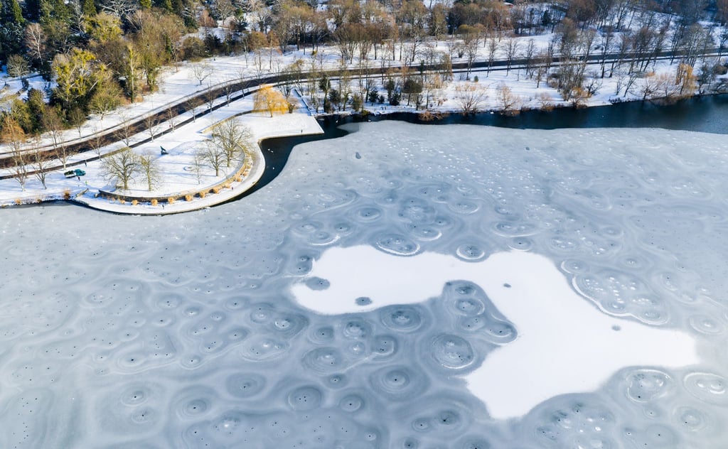 Erst bei einer Eisschicht von mindestens 13 Zentimetern ist der Maschsee ausreichend tragfähig.