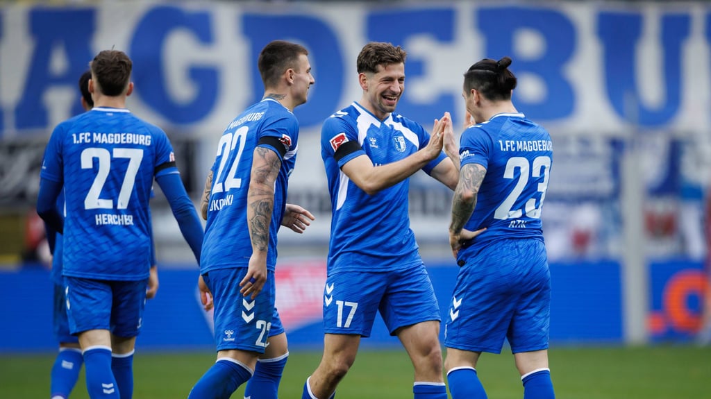 Baris Atik (r.) und Alexander Nollenberger (2.v.r.) gehörten beim 1. FC Magdeburg zu den wenigen formstarken Spielern in der abgelaufenen Zweitliga-Hinrunde.