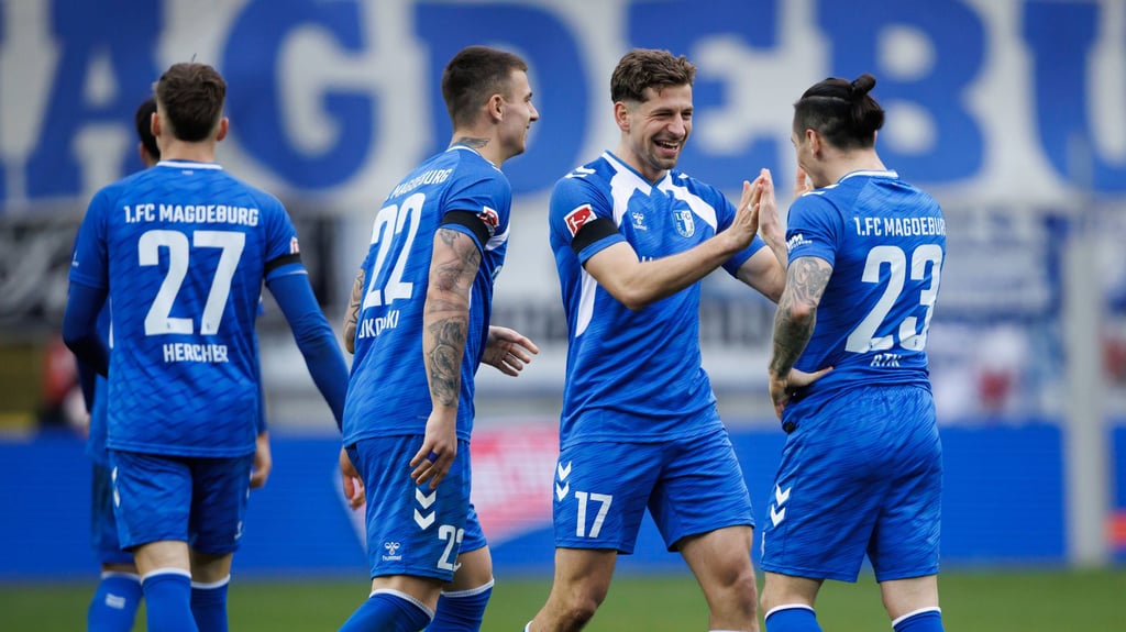 Baris Atik (r.) und Alexander Nollenberger (2.v.r.) gehörten beim 1. FC Magdeburg zu den wenigen formstarken Spielern in der abgelaufenen Zweitliga-Hinrunde.