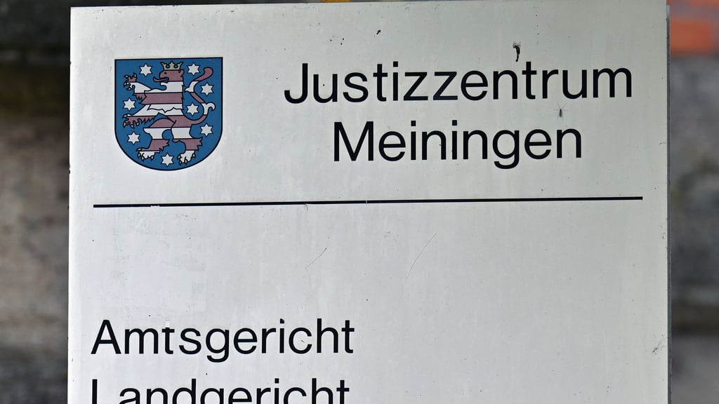 Am Landgericht Meiningen hat der Prozess gegen einen 38-Jährigen begonnen, der unter anderem eine Frau in Eisenach mit einem Beil attackiert und getötet haben soll. (Symbolbild)