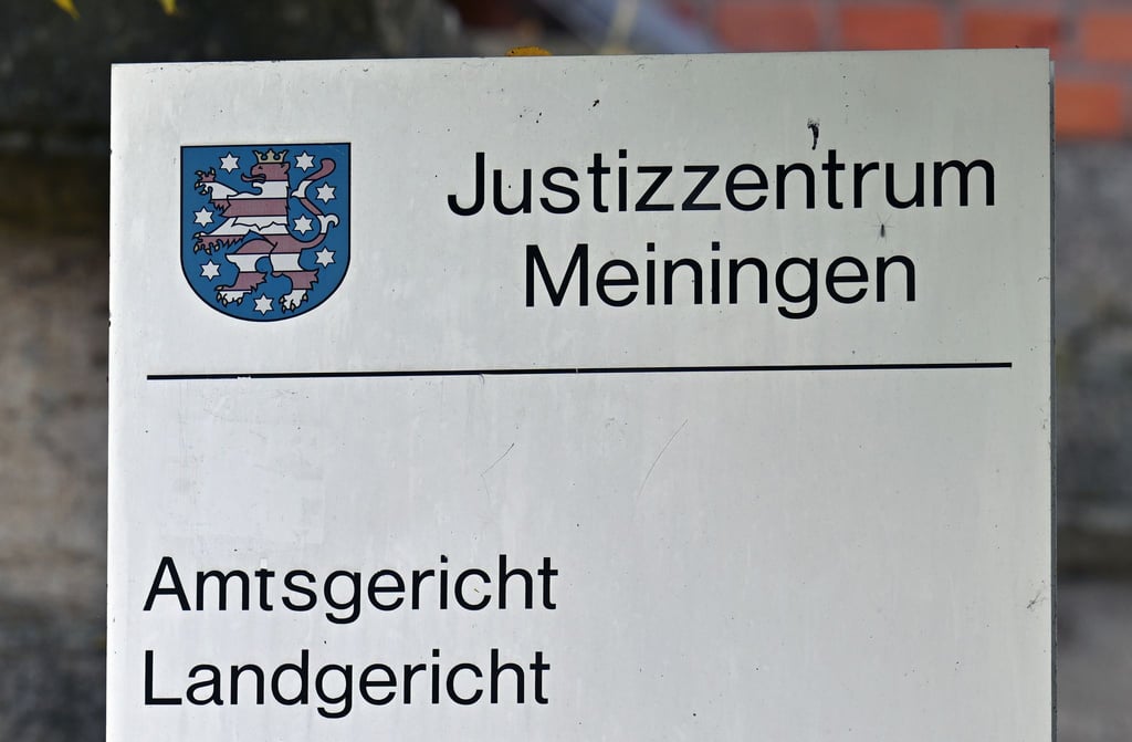 Am Landgericht Meiningen hat der Prozess gegen einen 38-Jährigen begonnen, der unter anderem eine Frau in Eisenach mit einem Beil attackiert und getötet haben soll. (Symbolbild)