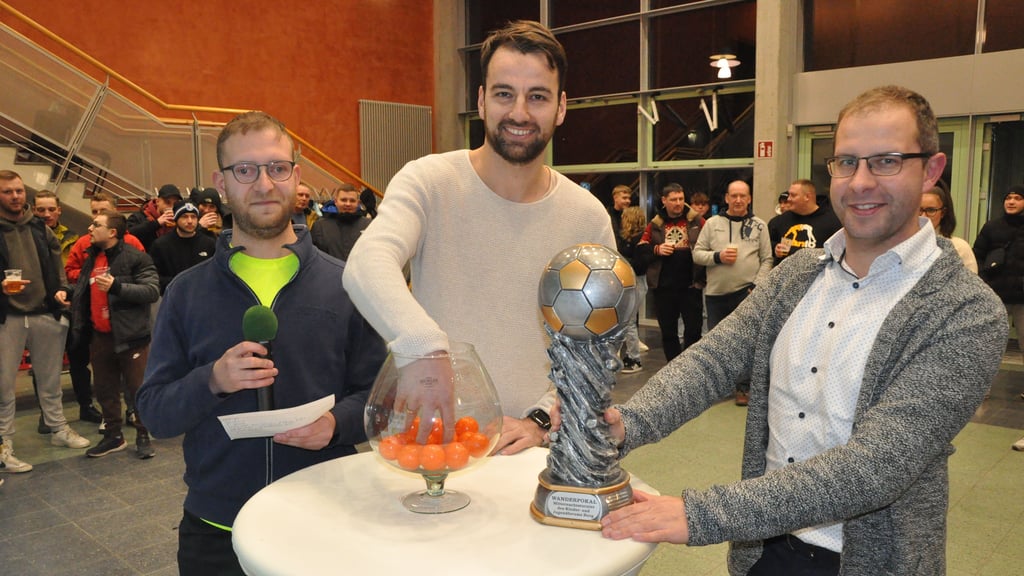 Christian Beck (Mitte) und Burgs Bürgermeister Philipp Stark (parteilos) losten aus, Jacob Zeuch (links) moderierte.