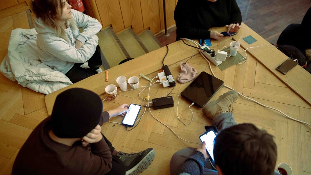 Um ihre Mobiltelefone aufzuladen, kommen Einwohner der vom Stromausfall betroffenen Gebiete im Südwesten Berlin ins Rathaus Zehlendorf.