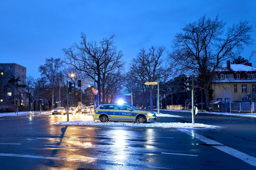 Am dritten Tag des Stromausfalls in Teilen Berlins warten 30.000 Haushalte weiter auf Energie.