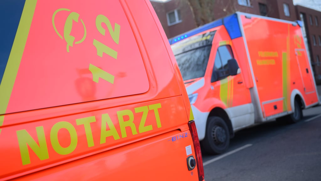 Der Notarzt kam mit weiteren Rettungskräften zum Einsatz an einem Hochhaus in Magdeburg. 