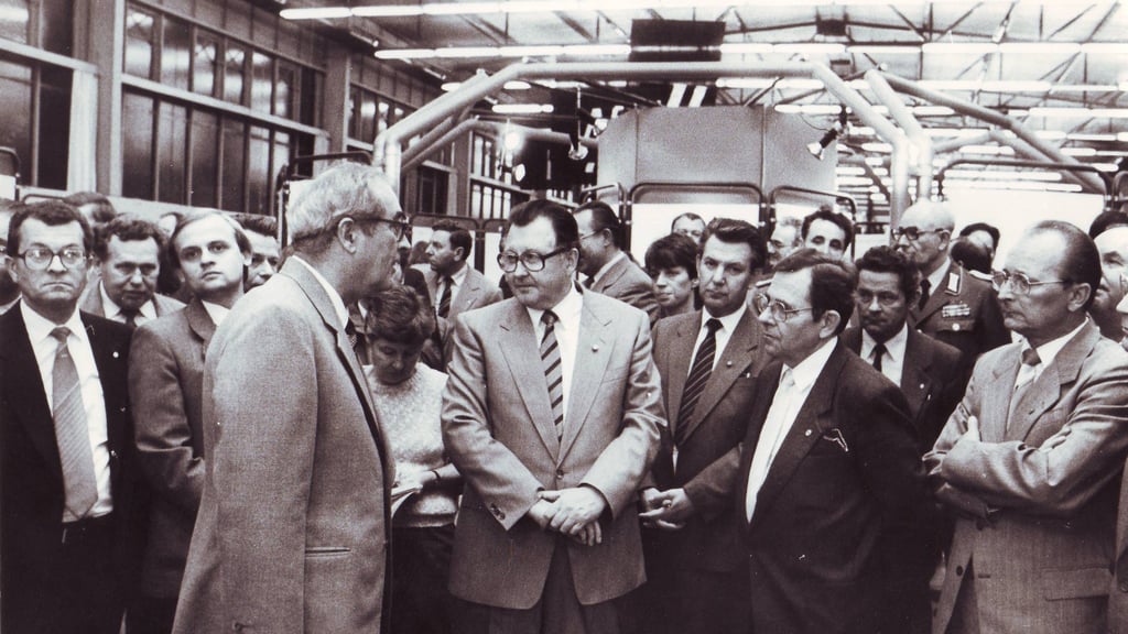 Hans-Joachim Böhme (M.), mächtiger SED-Bezirkschef in Halle, bei einem Betriebsbesuch. Nach dem Zusammenbruch des Systems wurde er wegen seiner Privilegien angeklagt.