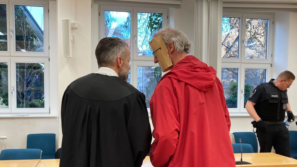 Der 53-jährige Angeklagte trug beim Prozessstart im Dezember zunächst eine augenscheinlich selbst gebastelte Papp-Maske, die sein Gesicht verdeckte. Am zweiten Verhandlungstag wies er alle Vorwürfe von sich ab. (Archivbild)