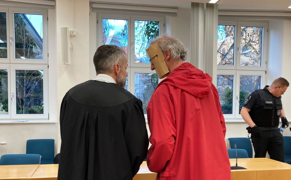 Der 53-jährige Angeklagte trug beim Prozessstart im Dezember zunächst eine augenscheinlich selbst gebastelte Papp-Maske, die sein Gesicht verdeckte. Am zweiten Verhandlungstag wies er alle Vorwürfe von sich ab. (Archivbild)