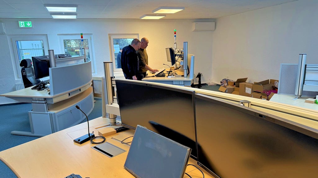 Neubau der Integrierten Leitstelle des Landkreises: Zur Überbrückung wird auf Ausweichräume zurückgegriffen. Diese werden gerade eingerichtet. 