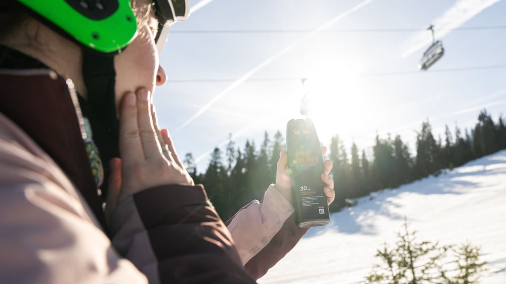 Regelmäßiges Nachcremen nicht vergessen: Schnee reflektiert bis zu 90 Prozent der Sonnenstrahlen und erhöht das Sonnenbrandrisiko.