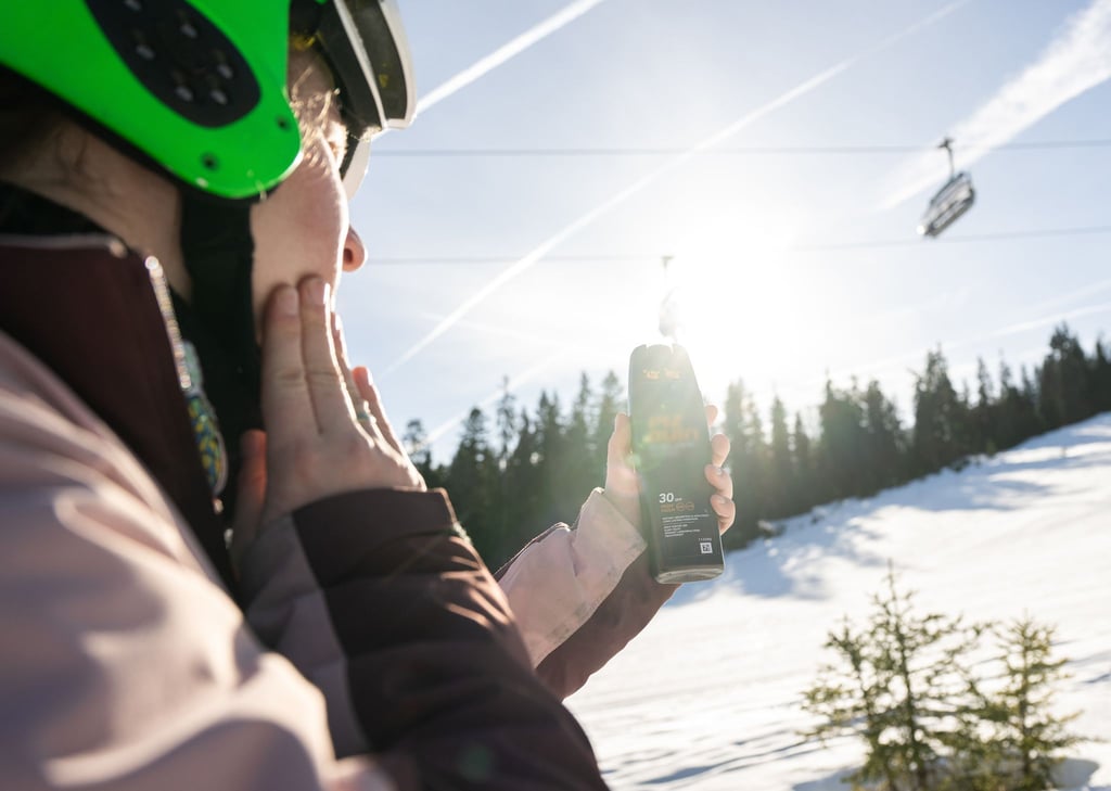 Regelmäßiges Nachcremen nicht vergessen: Schnee reflektiert bis zu 90 Prozent der Sonnenstrahlen und erhöht das Sonnenbrandrisiko.