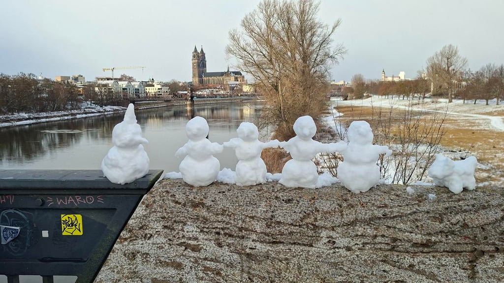 Schnee fiel auch in Magdeburg - hier nimmt man das mit viel Humor und Liebe zum Detail.