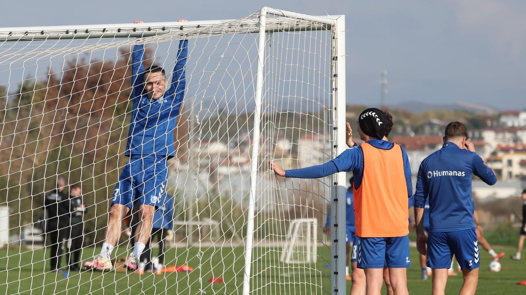 Bloß nicht hängen lassen: Baris Atik (links) und der 1. FC Magdeburg im Trainingslager in Side.