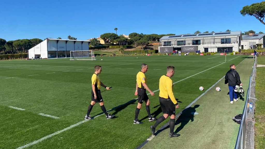 Kompetenz aus Sachsen: Lars Albert (Mitte) und Assistenten in Almancil.