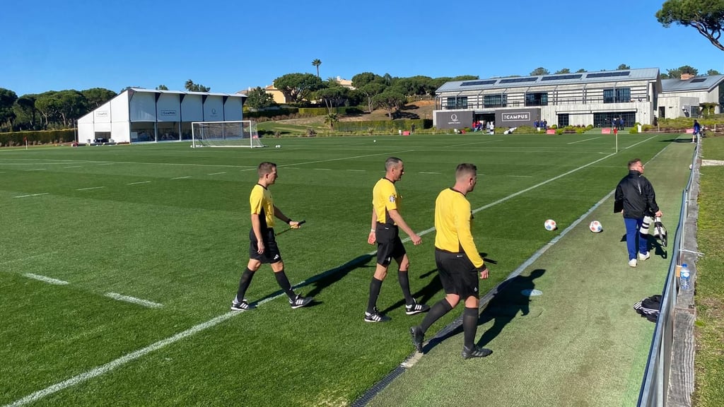 Kompetenz aus Sachsen: Lars Albert (Mitte) und Assistenten in Almancil.