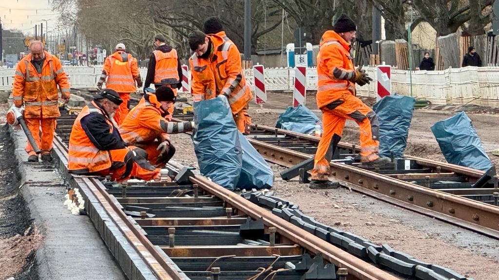 Immerhin: Zum Teil liegen die neuen Gleise schon in Richtung Frohe Zukunft in Halle. 