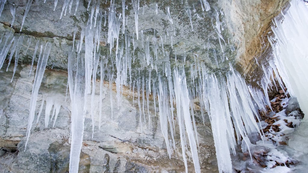 Ein herabfallender Eiszapfen trifft in Oberbayern einen Jungen. (Symbolbild)