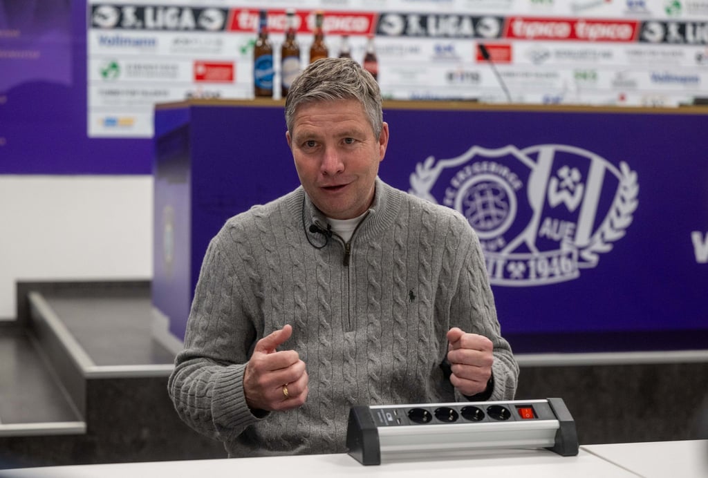 Aues neuer Sport-Geschäftsführer Michael Tarnat kämpft mit dem Fußball-Drittligisten gegen den Abstieg.