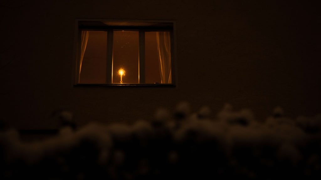 Eine Kerze leuchtet während eines Stromausfalls im Südwesten Berlins in einem Mehrfamilienhaus. Hilfe kommt auch aus NRW.
