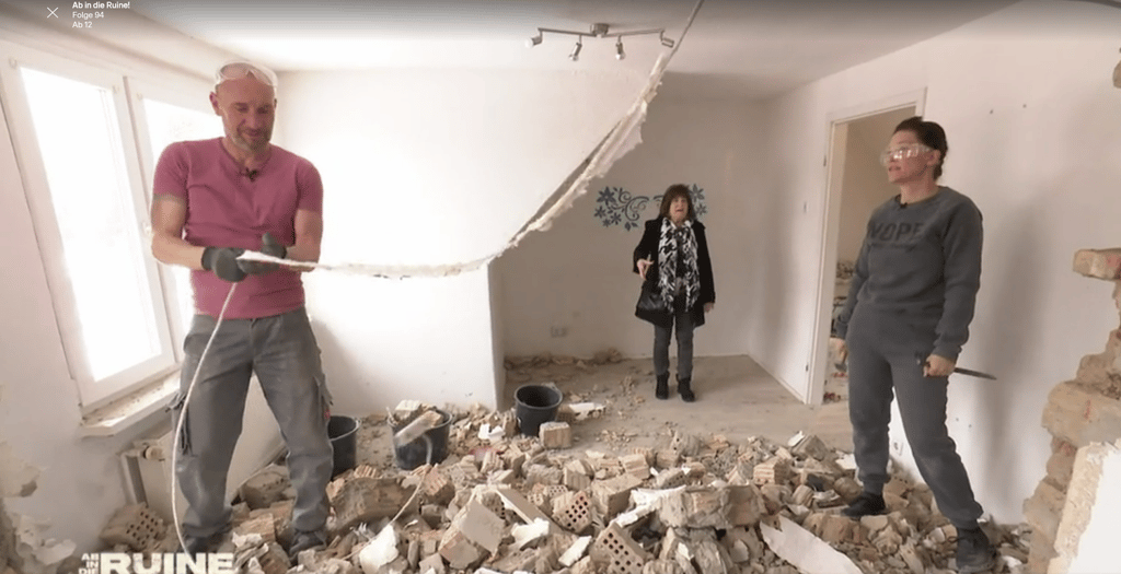 Ehepaar aus Halle bei Vox-Sendung "Ab in die Ruine": Der Durchbruch durch die Wand zwischen den Kinderzimmern hat nicht lange gedauert.