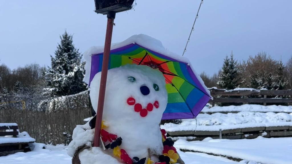 Schirm und Schnee: Dieser hübsche Schneemann steht auf dem Gelände des Freibads Werben, gebaut von René Wolff und seiner Mutter Simone Kornheim. 