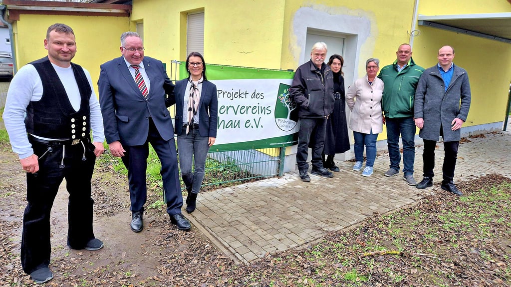 Michael Arlet (2. von r.) präsentierte den Spendern und Helfern die abgeschlossenen Arbeiten am Jugendclub Lochau. 