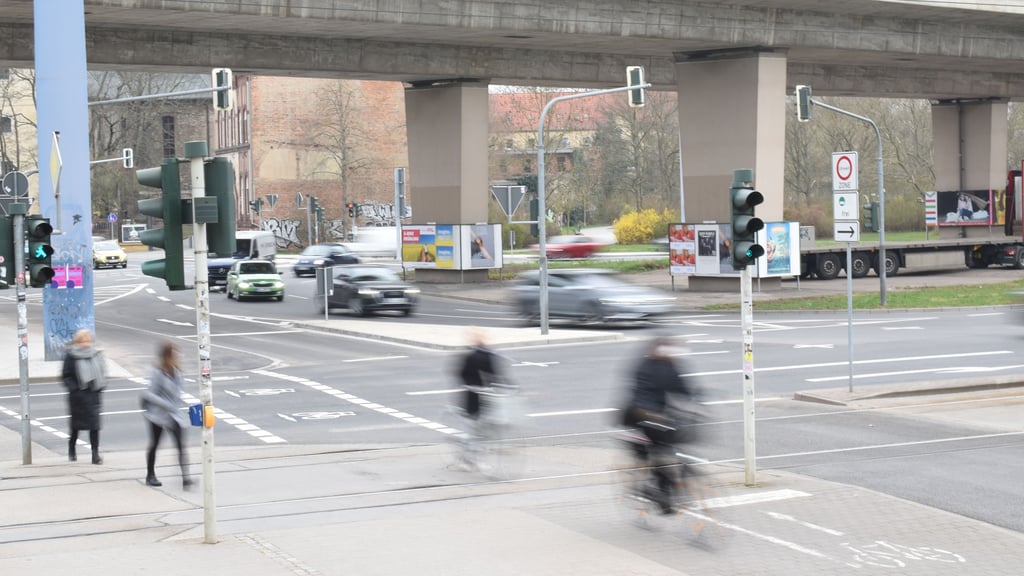 Die hallesche SPD-Fraktion möchte die Fläche zwischen den Brückenpfeilern der Hochstraße entsiegeln und begrünen. 