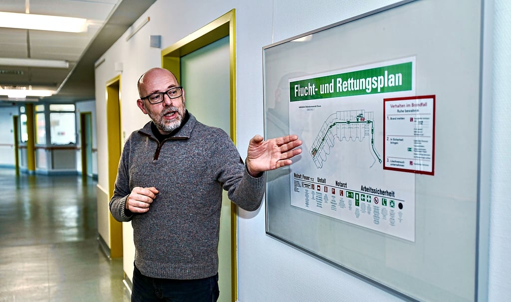 Sven Hartmann, kaufmännischer Leiter des MVZ des Städtischen Klinikums Dessau, erläutert die Umbaumaßnahmen im ehemaligen Diakonissenkrankenhaus. Hier konzentriert das Medizinische Versorgungszentrum des Klinikums in Zukunft seine Facharztsitze.  