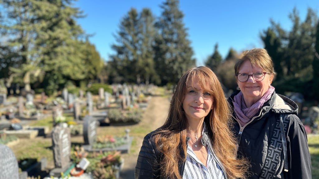 Corinna Heine und Silvia Thielicke, Mitbegründer des Friedhofsvereins in Biederitz (v.l).