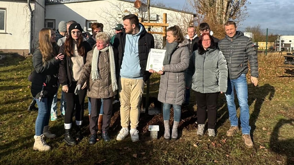 Ein Hochzeitsbaum für Anita und Tim Ackermann.Die Hochzeitsgesellschaft hatte am Froser Sportplatz viel Spaß beim Pflanzen. Weitere Bäume der Eltern und Großeletern sollen folgen.
