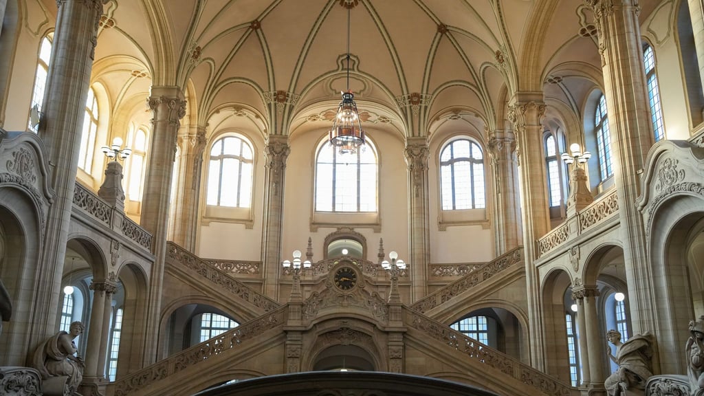 Weil sie an einem bewaffneten Überfall auf einen Geldtransporter beteiligt gewesen sein sollen, müssen sich vier junge Männer unter anderem wegen versuchten Mordes und schweren Raubes verantworten. (Symbolbild)