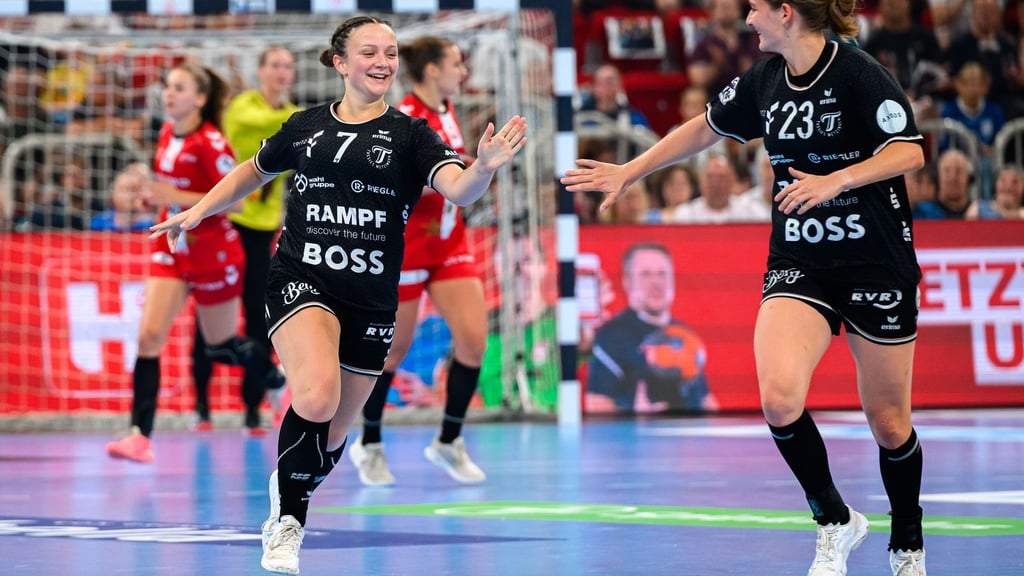 Sabrina Tröster (l) wechselt im Sommer zum Thüringer HC. (Archivbild)