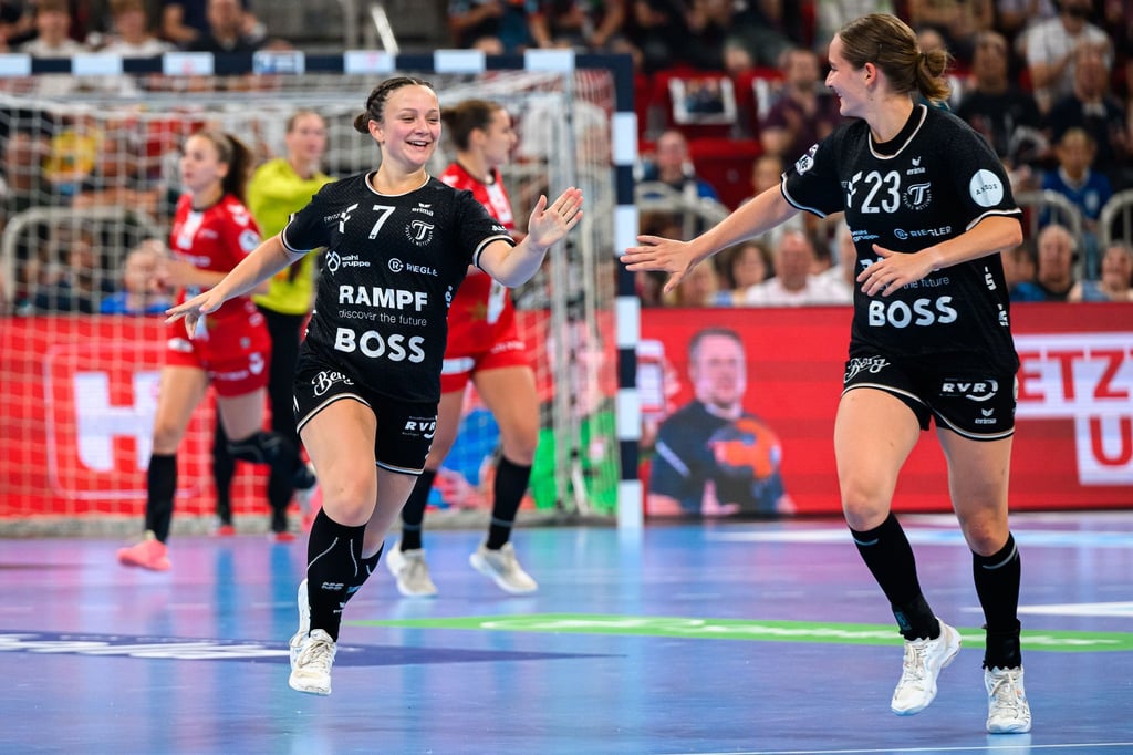 Sabrina Tröster (l) wechselt im Sommer zum Thüringer HC. (Archivbild)