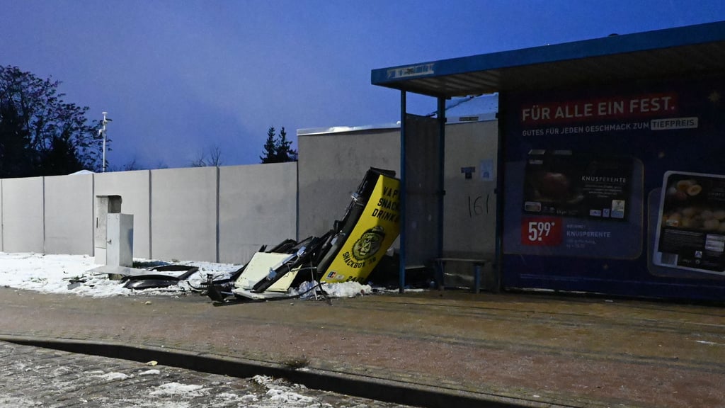 In den Morgenstunden des 5. Januars wurde der Snackautomat in Heyrothsberge, direkt an der B 184 gelegen, gesprengt.