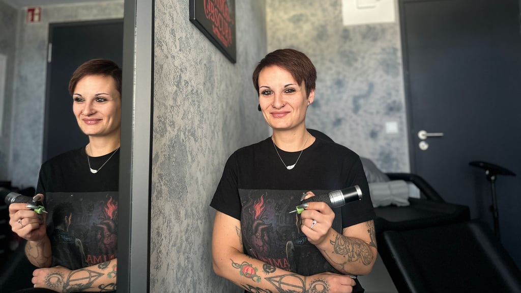 Tätowiererin Isabella Hohensee in ihrem Atelier in Biederitz.