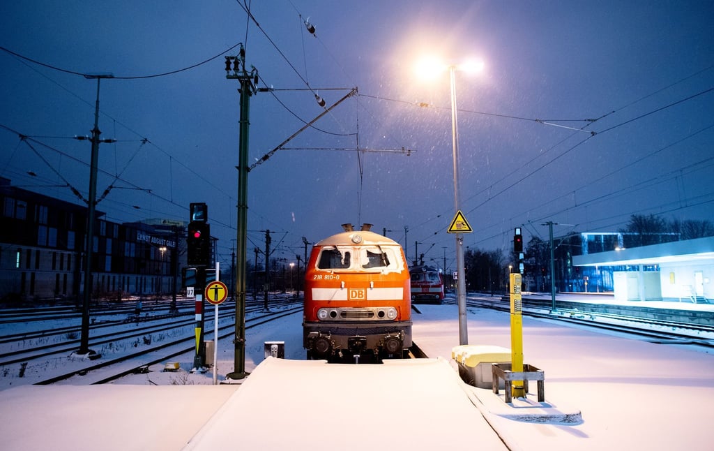 Witterungsbedingt ist der Zugverkehr in weiten Teilen Niedersachsens weiter beeinträchtigt. (Archivbild)