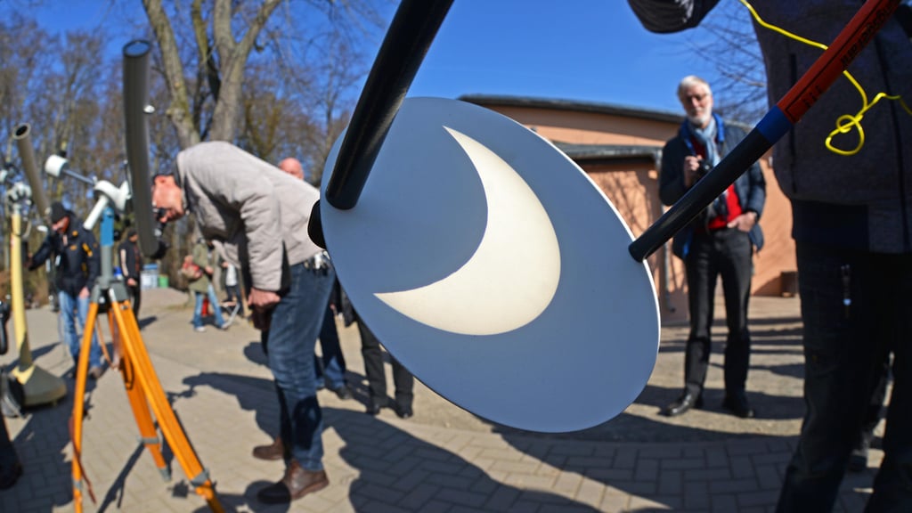 Die letzte große Sonnenfinsternis gab es 2015 über Aschersleben. Damals lag die Sonnenabdeckung bei circa 75 Prozent. Die Ascherslebener Sternfreunde hatten zur Beobachtung eingeladen.