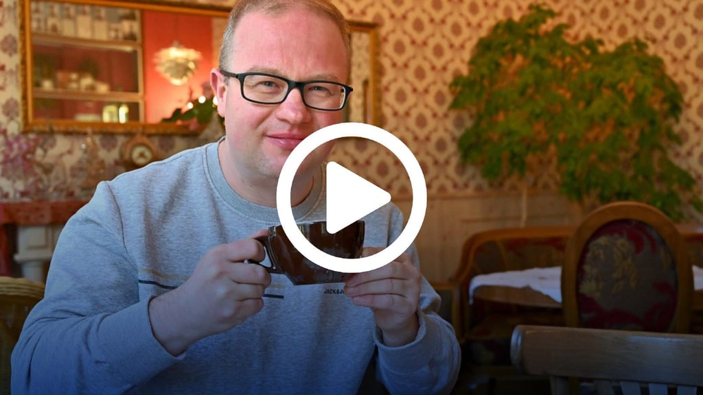 Future!-Stadtrat Stephan Bublitz ist gern im Cafe Seposita in seinem Heimat-Stadtteil Stadtfeld-Ost zu Gast.