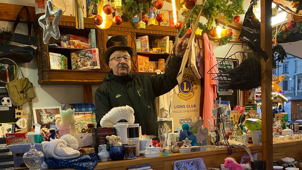 Bewährter Auktionator: Dieter Wunder, Mitglied der City-Gemeinschaft Halle und Marktleiter des Wintermarktes, hatte manch kuriose Dinge unter dem Hammer. 