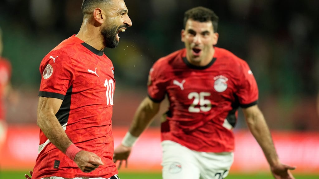 Ägyptens Mohamed Salah (l) erwischte nicht seinen besten Tag - traf aber trotzdem.