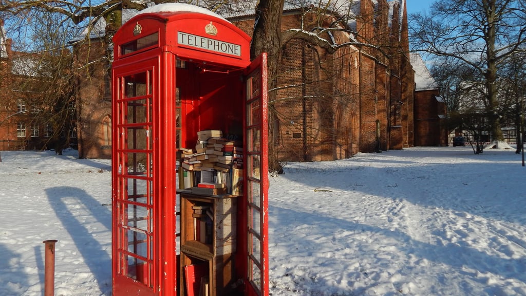 Im Oktober 2024 brannte die Bücherzelle nahe der Katharinenkirche. Jetzt sind dort neue Regale zu sehen, auch die ersten Bücher wurden bereits vorbeigebracht.